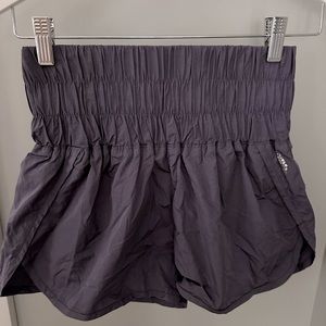 FREE PEOPLE MOVEMENT SHORTS SIZE SMALL IN COLOR DEEP SEA